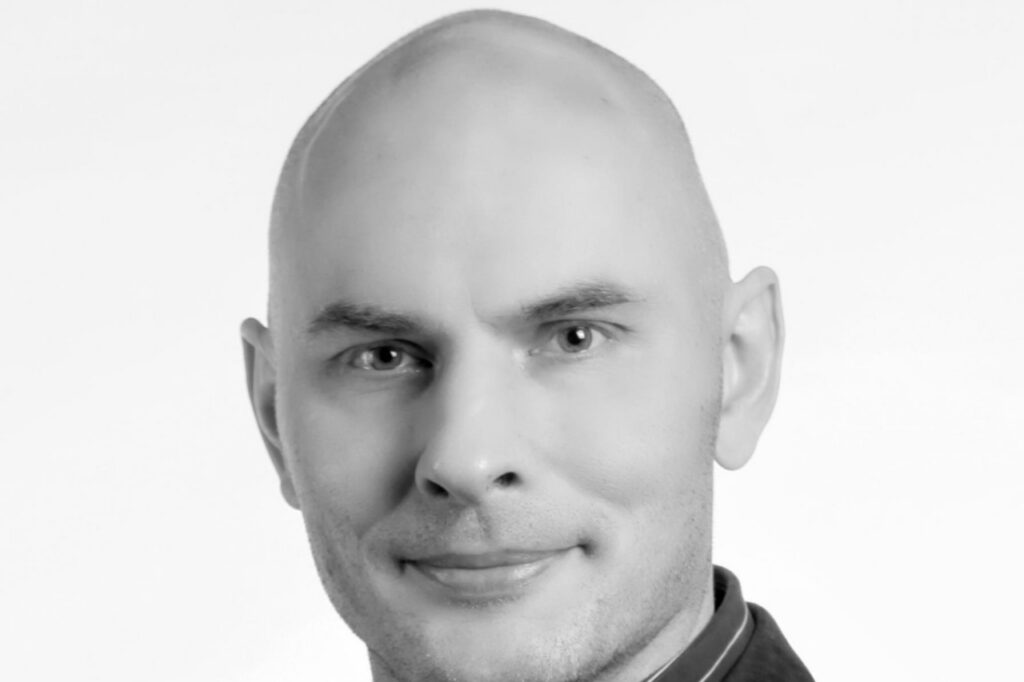 Głowa łysego mężczyzny, czarno-białe zdjęcie